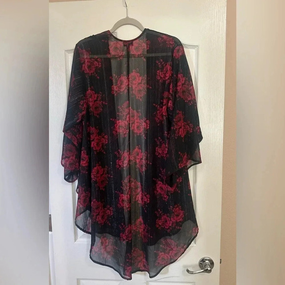 NWOT-TORRID Black Chiffon Shirttail Kimono Red Flowers. Size 00. Size M/L. - Picture 7 of 9